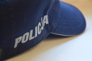 napis policja na czapce