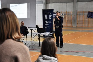 Policjanci podczas debaty społecznej