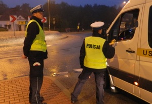 Policjanci podczas kontroli pojazdu