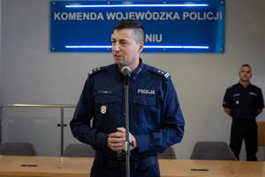 Policjanci w mundurach