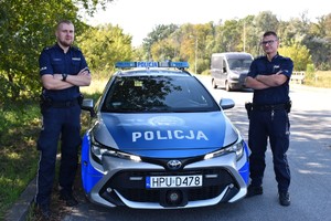 Policjanci przy radiowozie