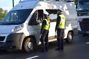 Policjanci badają trzeźwość