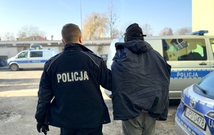 POLICJANT PROWADZI ZATRZYMANEGO