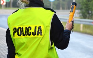 policjatka trzyma alkotest
