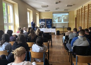 Policjanci na spotkaniu z młodzieżą