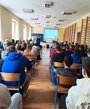 Policjanci na spotkaniu z młodzieżą