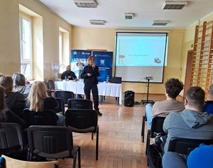Policjanci na spotkaniu z młodzieżą