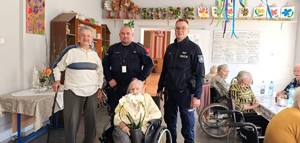 Spotkanie dzielnicowych z Pniew z seniorami. Na zdjęciu Dzielnicowi z dwoma seniorami.