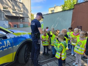 Policjant z dziećmi