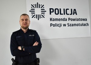 Dzielnicowy mł. asp. Kamil Krych z Komendy Powiatowej Policji w Szamotułach