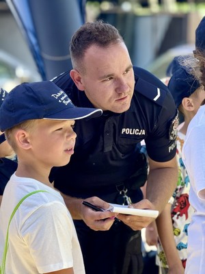 Policjanci z dziećmi