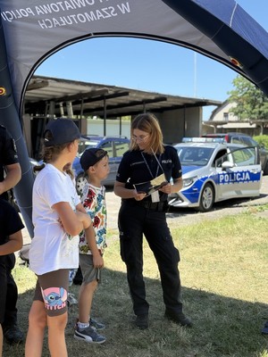 Policjanci z dziećmi