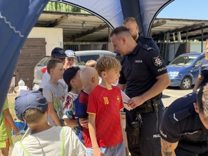 Policjanci z dziećmi