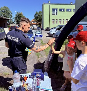 Policjanci z dziećmi