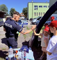 Policjanci z dziećmi