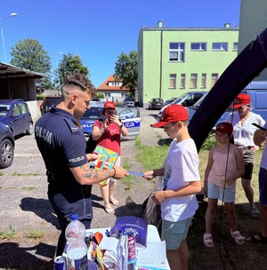 Policjanci z dziećmi