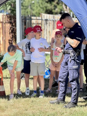 Policjanci z dziećmi