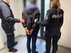 Policjanci z zatrzymanym