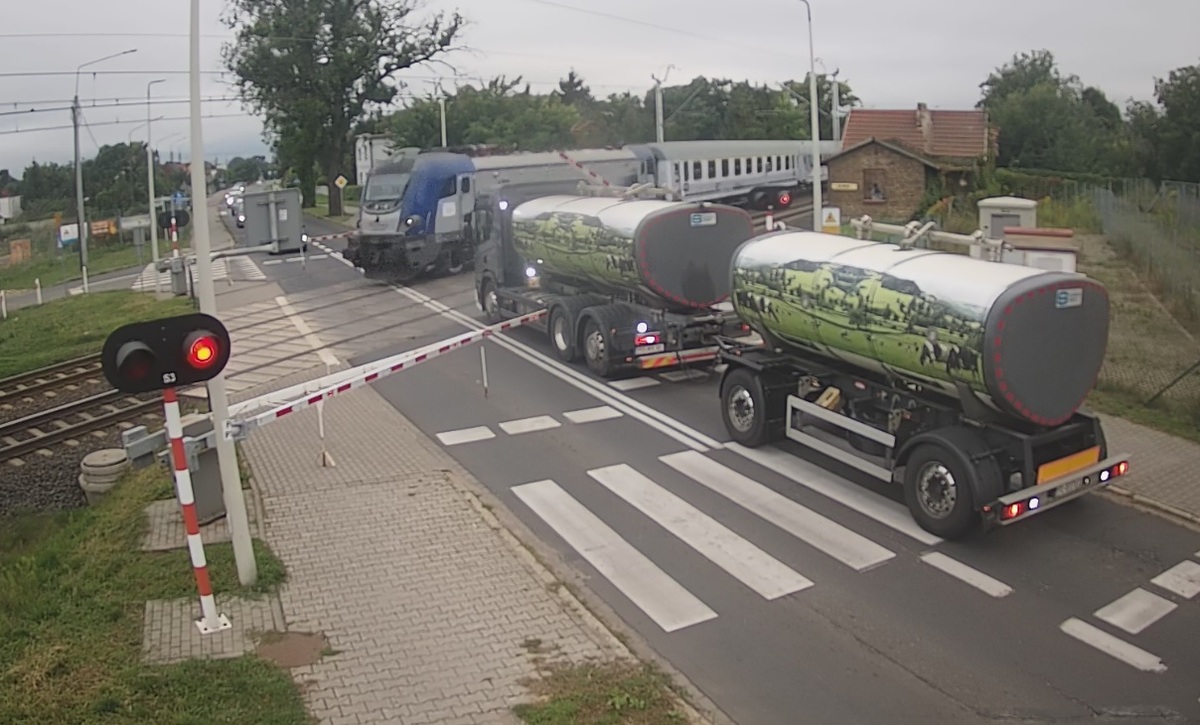 Kierowca ciężarówki ukarany za wjazd na przejazd kolejowy w Szamotułach